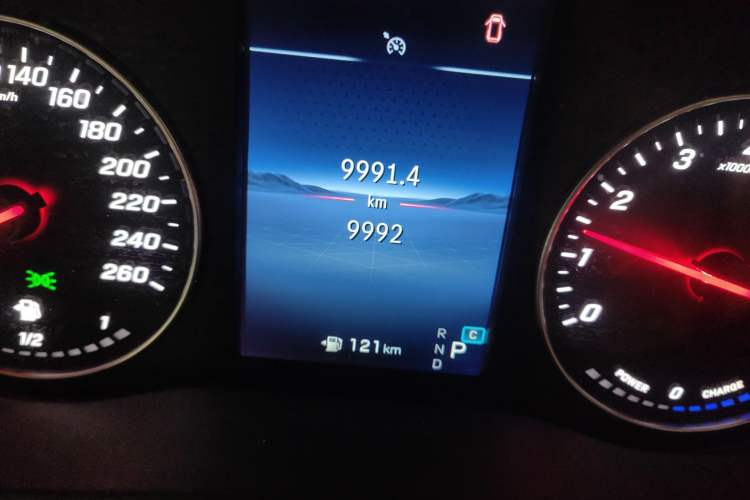 Used Mercedes-Benz Vito 2024 2.0T Elite Version 9 Seats Odometer Close Up