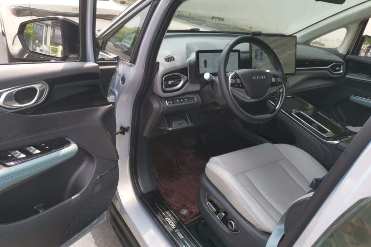 Used AION V 2023 Plus 70 Super Fast Charging Version Ternary Lithium
