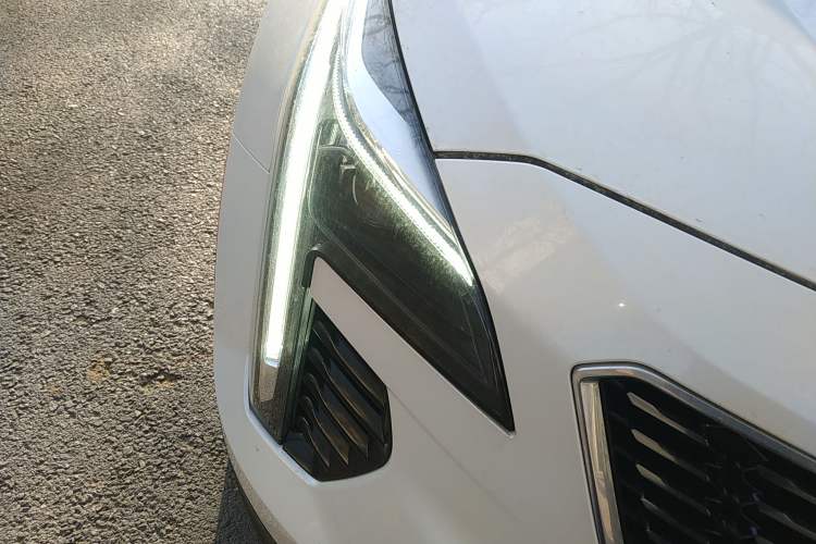 Used Cadillac XT4 2020 28T Two-Wheel-Drive Leading Version Right Front Headlight