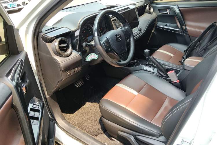 Used Toyota RAV4 2016 2.0L CVT Two-Wheel Drive Fashion Edition China V Standard Driver Seat