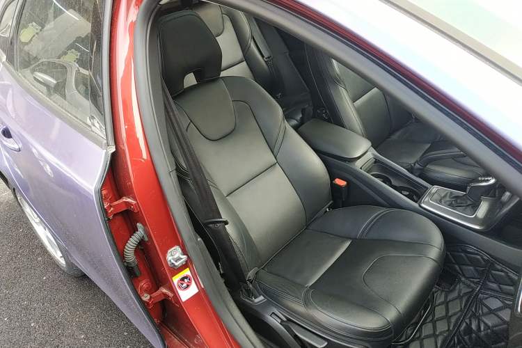 Used Volvo V40 2016 T3 Zhiyi Edition
