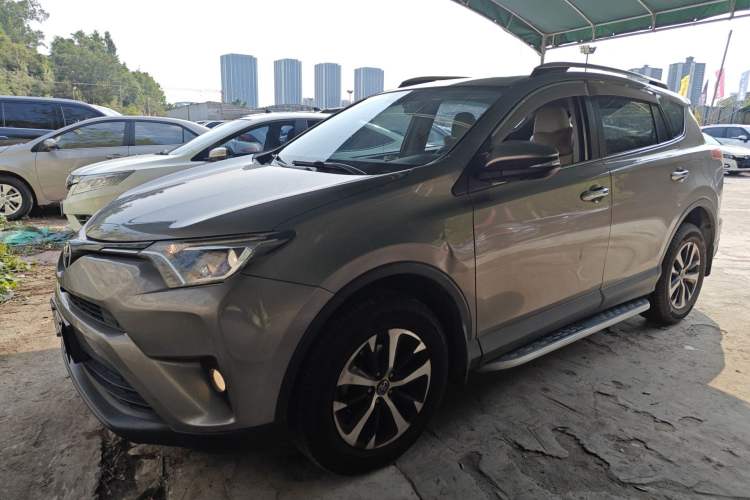 Used Toyota RAV4 2019 2.0L CVT Two-Wheel Drive Luxury Version China VI Standard