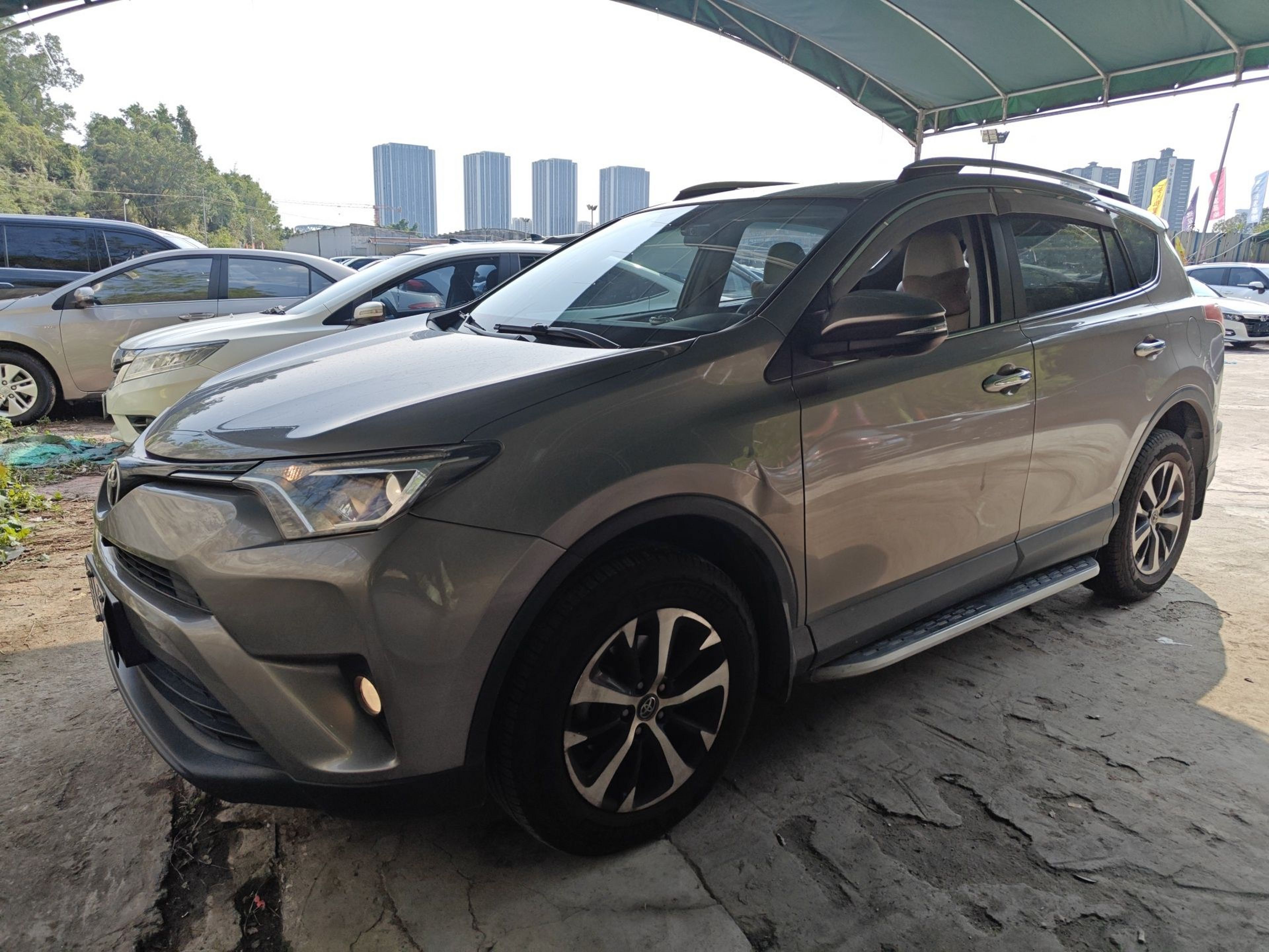 تحت مقدمة السيارة