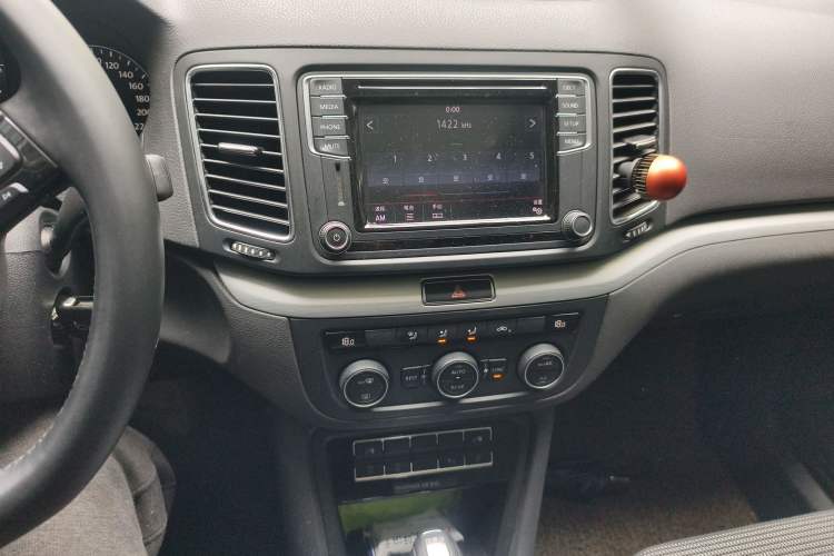 Used Volkswagen Sharan 2016 380TSI Comfort Edition 7-Seater Audio And AC Panel