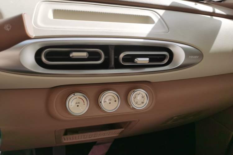 Used Wuling Hongguang MINIEV 2025 Four-Door Version Advanced Edition Audio And AC Panel