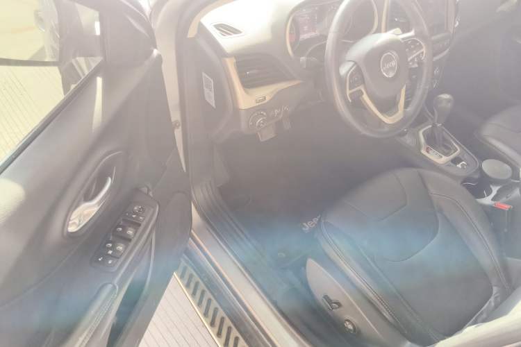 Used Jeep Cherokee 2014 2.4L Luxury Edition
