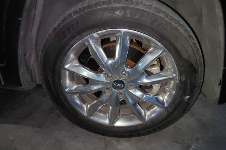 Used Jeep Cherokee 2014 2.4L Luxury Edition Right Front Wheel Hub