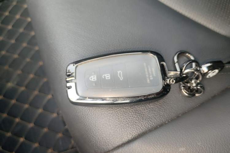 Used Toyota Camry 2023 2.0G Luxury Edition
