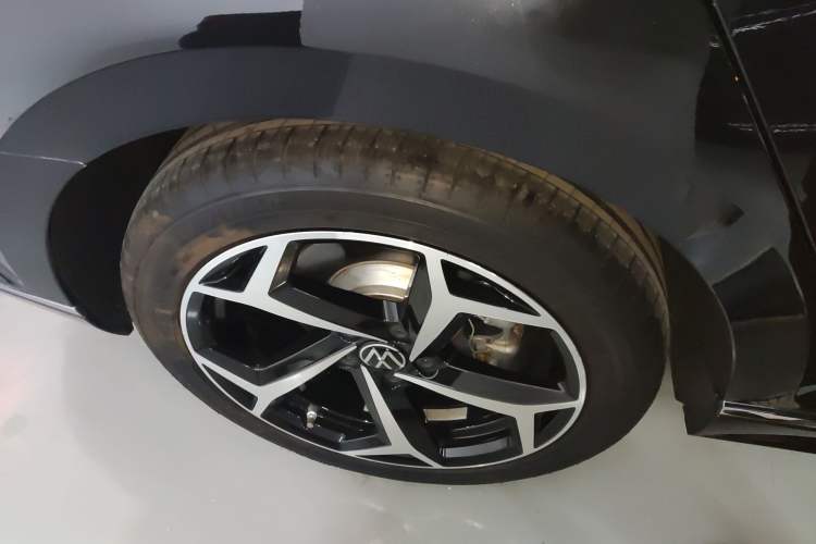 Used Volkswagen Magotan 2025 Zhongxiang Version 330TSI DSG Luxury Edition Right Rear Wheel Hub