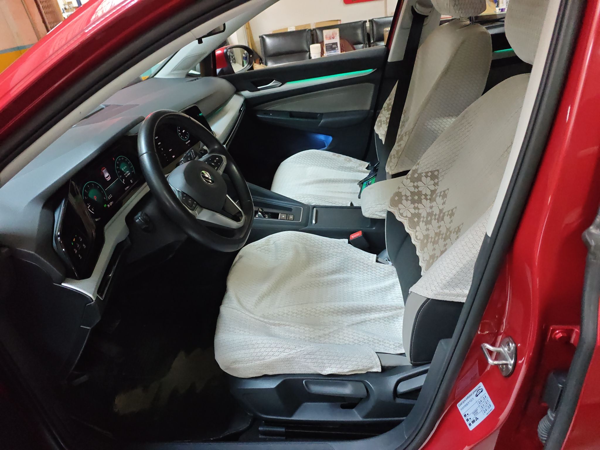 المقاعد الأمامية داخل السيارة