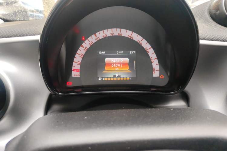 Used smart forfour 2016 1.0L 52 kW Passion Edition Odometer Close Up