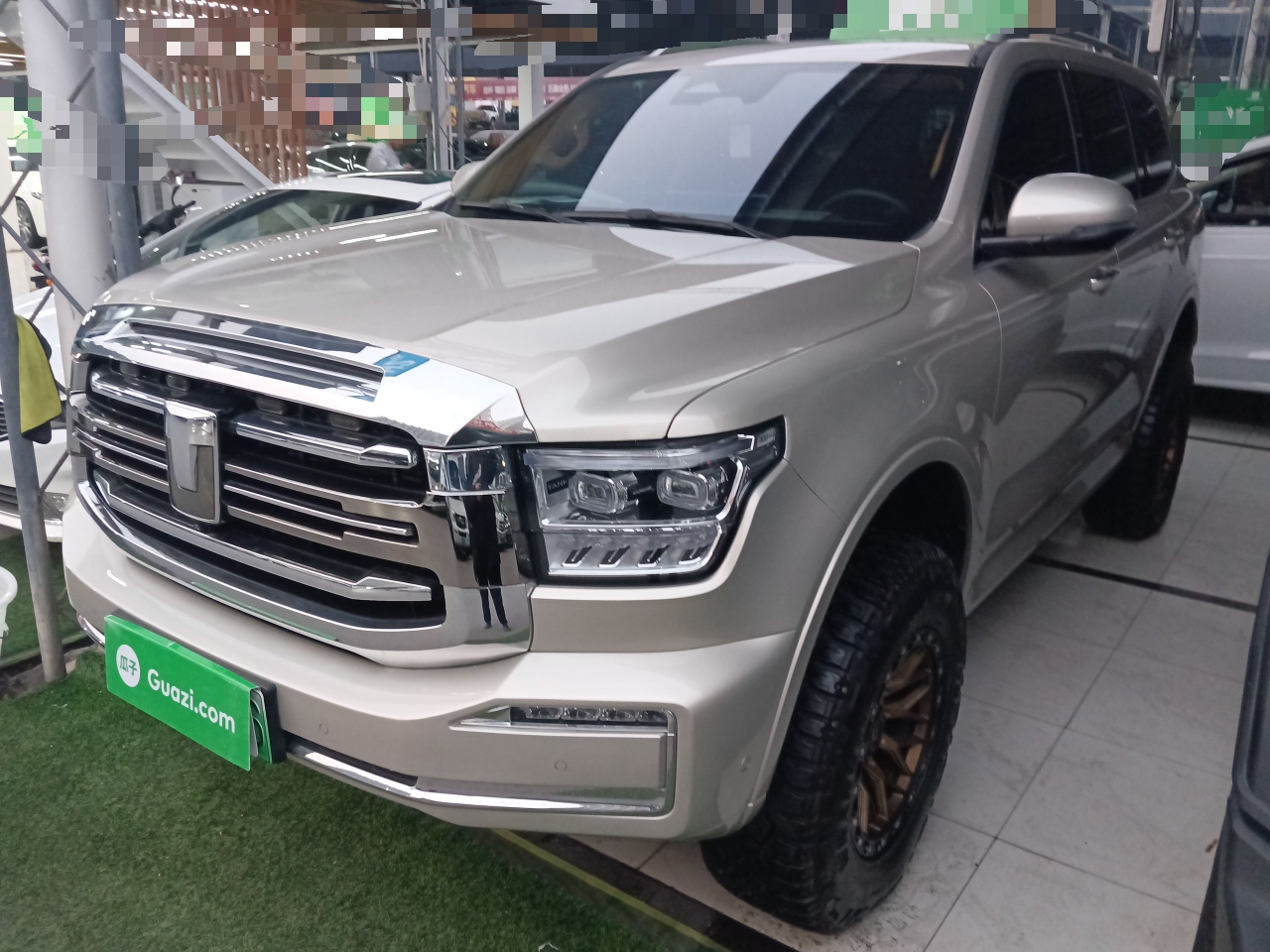 تحت مقدمة السيارة