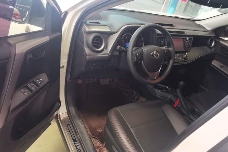 Used Toyota RAV4 2016 2.0L CVT Two-Wheel Drive Fashion Edition China V Standard Driver Seat