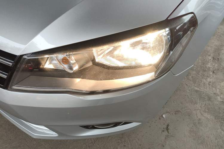 Used Volkswagen Jetta 2015 Value Edition 1.6L Automatic Comfort Version Left Front Headlight