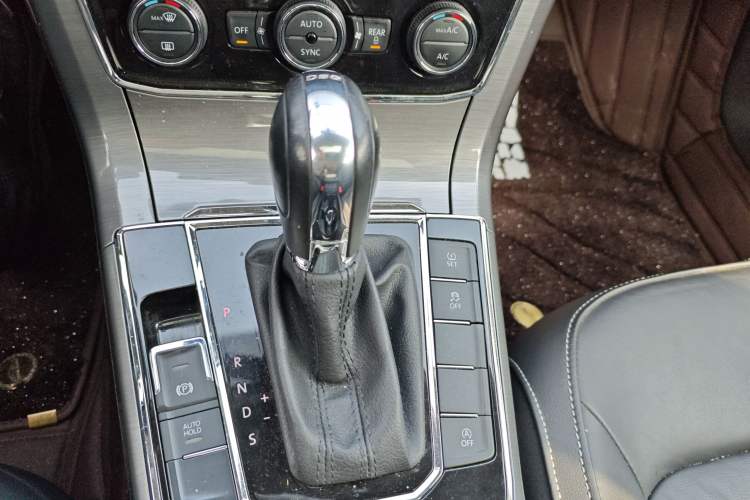 Used Volkswagen Passat 2016 330TSI DSG Luxury Edition Gear Lever
