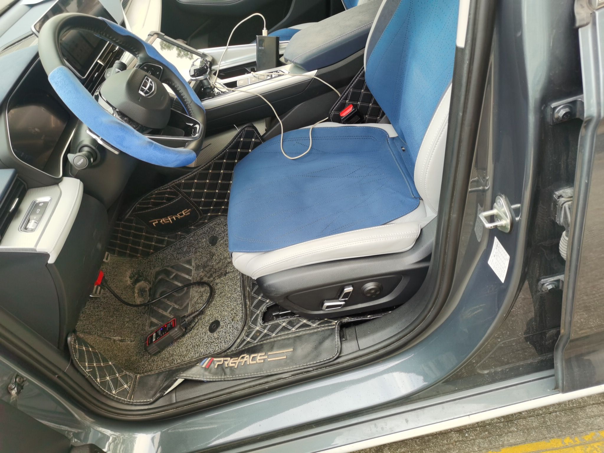 Переднее сиденье в автомобиле