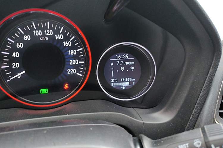 Used Honda Vezel 2015 1.8L CVT 2WD Luxury Model Odometer Close Up