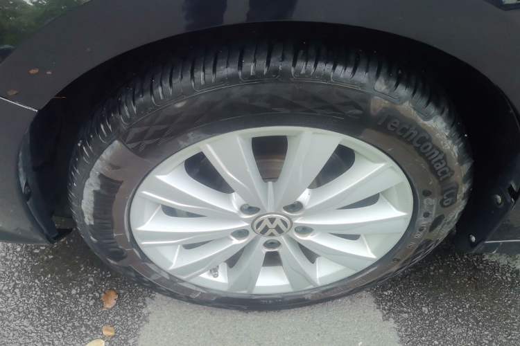 Used Volkswagen Sagitar 2015 1.6L Automatic Comfort Model Left Front Wheel Hub