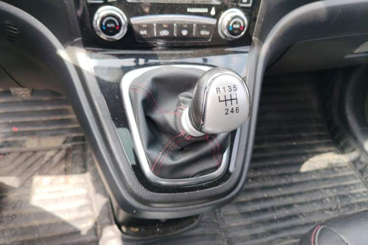 Used Haval H6 2015 Upgraded Model 1.5T Manual Two-Wheel Drive Elite Version Gear Lever