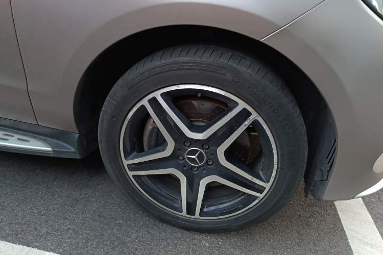 Used Mercedes-Benz GLE AMG 2017 AMG GLE 43 4MATIC Right Front Wheel Hub