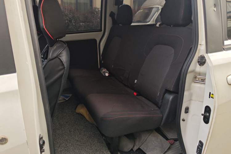 Used Dongfeng Fengon 380 2022 1.5L Comfort-Class Passenger Vehicle (Steel Spring) with 5 Seats
