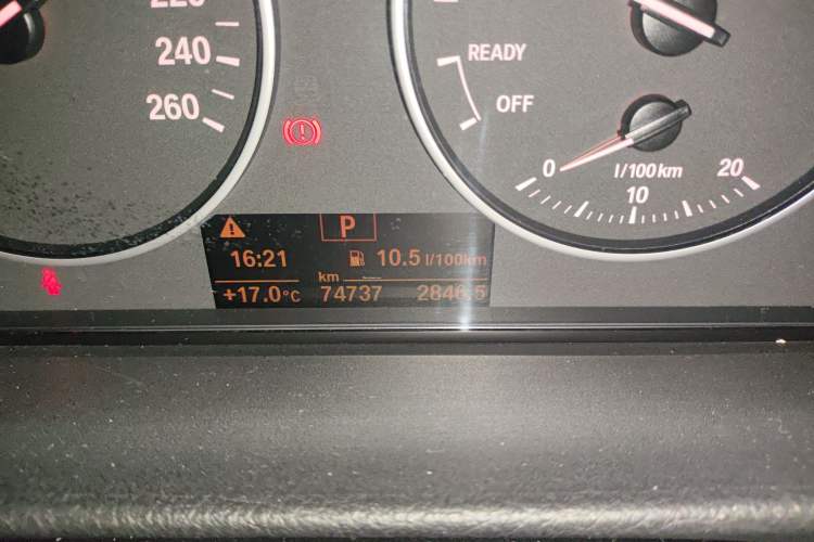 Used BMW 3 Series GT 2014 320i Leading Model Odometer Close Up