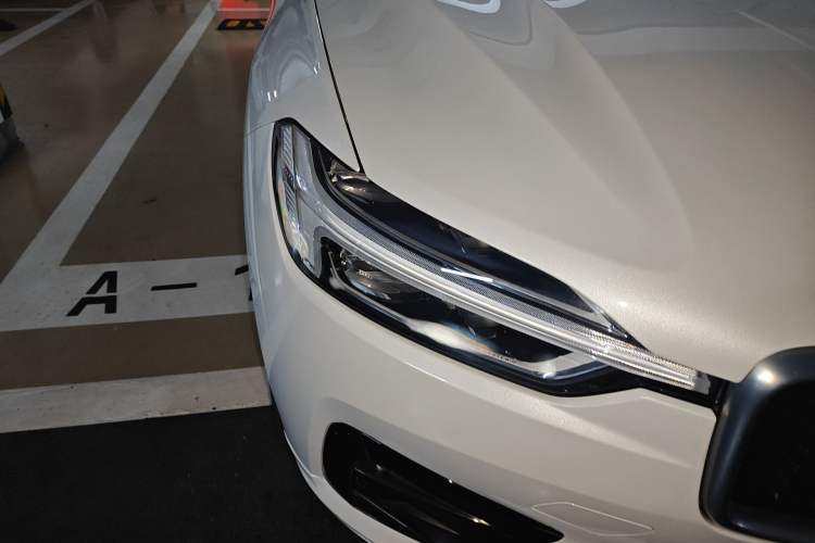 Used Volvo XC60 2019 T5 4x4 Smart & Dynamic Sport Edition China VI Standard Right Front Headlight