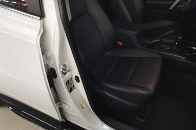 Used Toyota RAV4 2016 2.0L CVT Two-Wheel Drive Fashion Edition China V Standard Right Front Seat