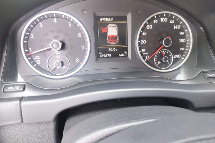 Used Volkswagen Tiguan 2015 2.0 TSI Automatic All-Wheel Drive Luxury Edition Odometer Close Up