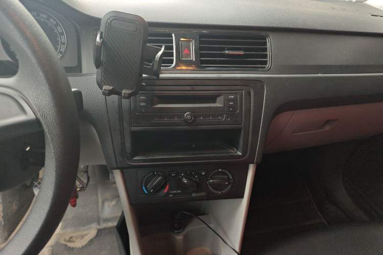 Used Skoda Rapid 2016 1.6L Manual Front-Wheel-Drive Version Audio And AC Panel