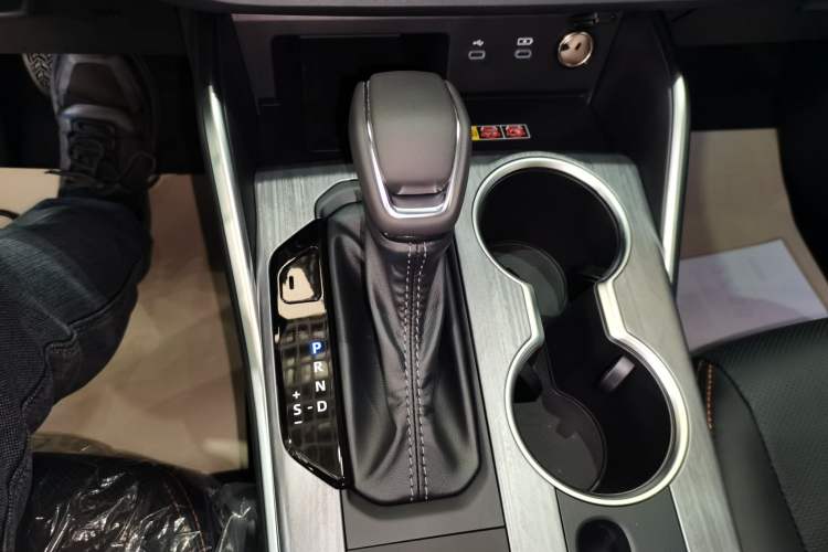 Used Toyota Crown Kluger 2026 Model 2.5L HEV All-Wheel-Drive Prestige Edition Gear Lever