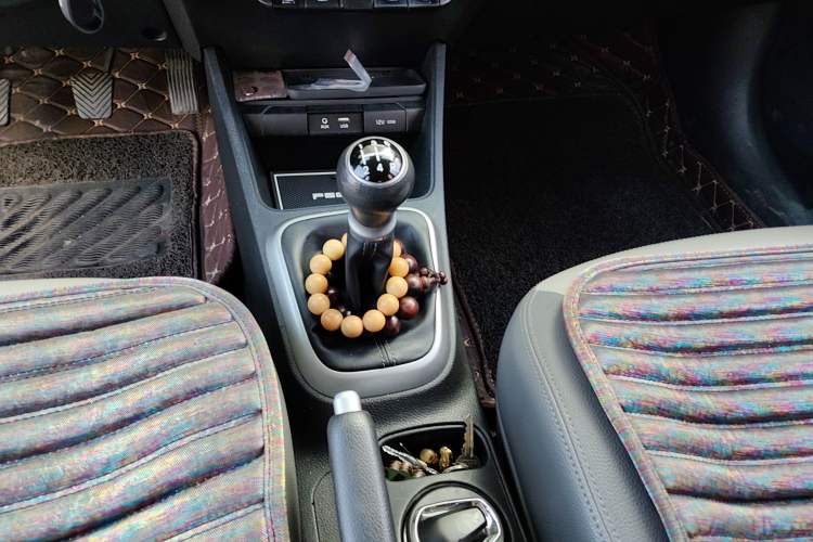 Used Kia Pegas 2017 1.4L Manual Value Edition Gear Lever