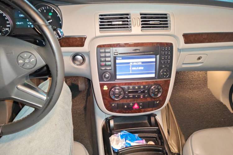 Used Mercedes-Benz R-Class 2010 R 350 L 4MATIC Audio And AC Panel