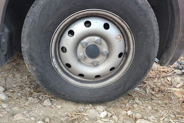 Used CHANGAN KAICHENG Ruixing M60 2023 1.6L CNG Comfort-Grade 6-Seater Passenger Vehicle Right Front Wheel Hub