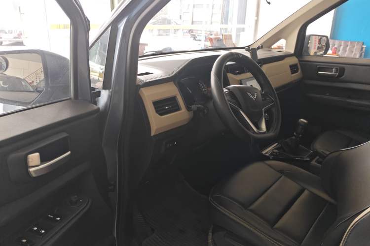 Used Wuling Hongguang PLUS 2019 1.5T Manual Luxury 7-Seater Driver Seat