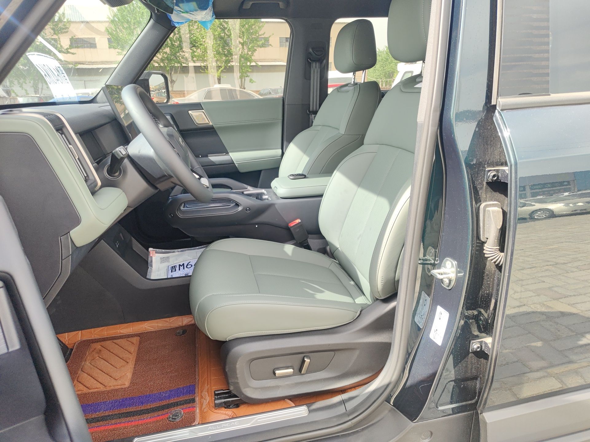 المقاعد الأمامية داخل السيارة