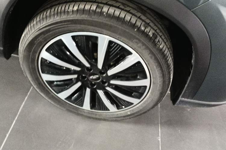 Used Chery Fengyun T8 2025 1.5T 130km Deluxe Version 5 Seats Right Front Wheel Hub