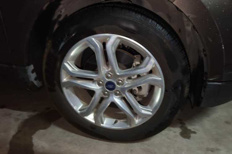 Used Ford Edge 2015 2.0T GTDi Two-Wheel-Drive High-Line Version

