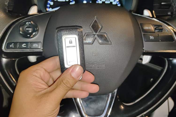 Used Mitsubishi Outlander 2018 2.4L 4x4 Luxury Edition 7-Seater
