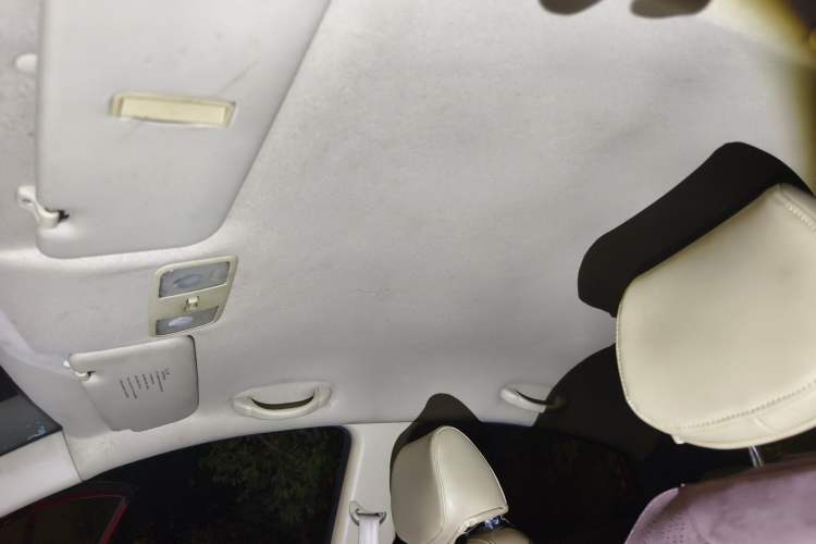 Used Hyundai Verna (older generation) 2010 Sedan 1.4L Manual Comfort GS Headliner