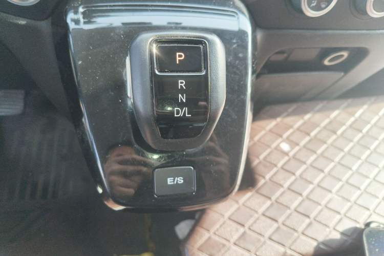 Used JMC Fushun 2023 2.0T Automatic Long-Wheelbase Mid-to-High Roof Commercial Van-Type Transport Vehicle – 2/3 Seats
