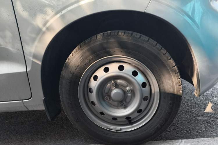 Used Wuling Hongguang V 2022 1.5L Jingqu Edition Electric-Assist LAR Right Front Wheel Hub