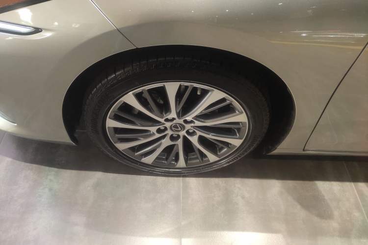 Used Lexus ES 2020 300h Deluxe Edition
