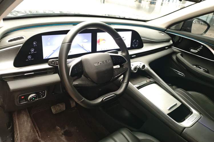 Used EXEED Lingyun 2024 300T Two-Wheel Drive Starlight Edition Center Console