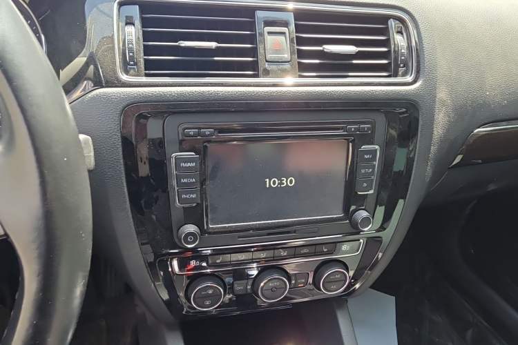 Used Volkswagen Sagitar 2015 280TSI Automatic Flagship Model Audio And AC Panel