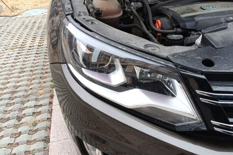 Used Volkswagen Tiguan 2013 1.8 TSI Automatic All-Wheel Drive Luxury Model Right Front Headlight