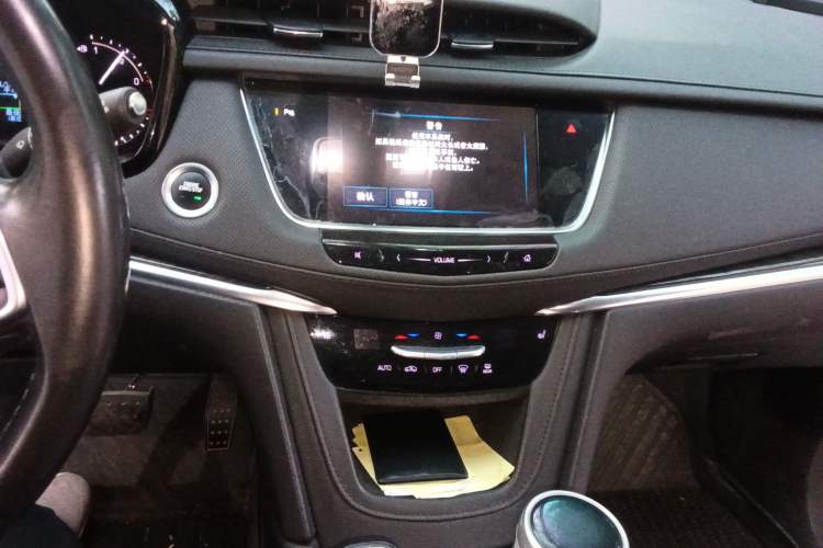 Used Cadillac XT5 2016 28T Four-Wheel Drive Luxury Model Audio And AC Panel