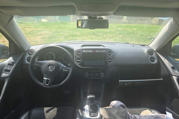 Used Volkswagen Tiguan 2010 2.0 TSI Automatic All-Wheel-Drive Elite Edition Center Console