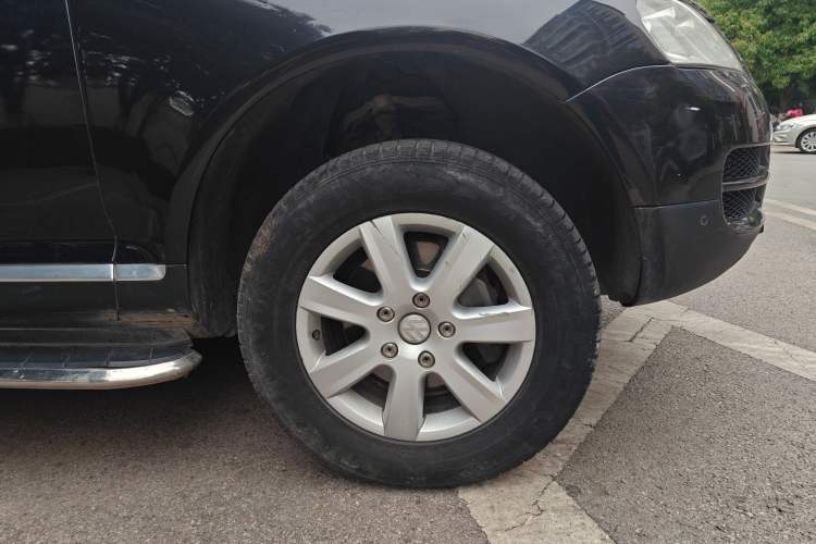 Used Volkswagen Touareg 2006 3.2L Luxury Edition Right Front Wheel Hub