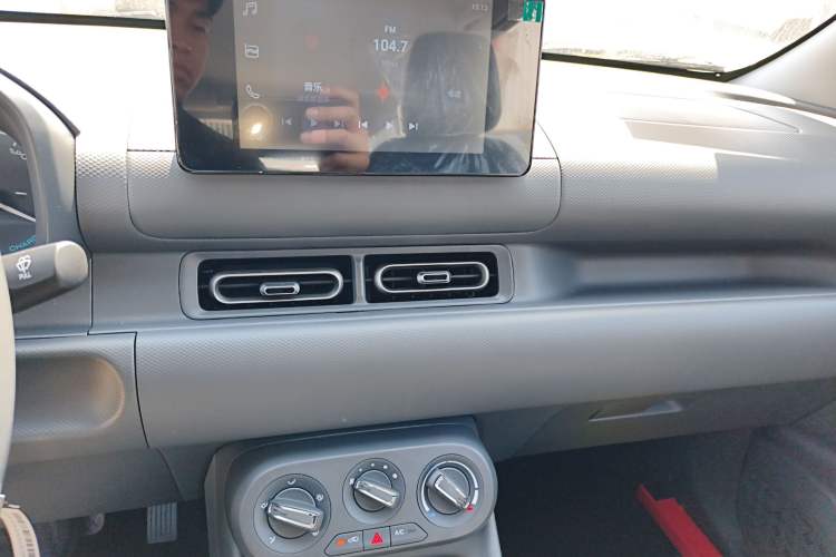 Used Wuling Hongguang New Energy 2024 All-Electric Model 300KM Standard Version Audio And AC Panel